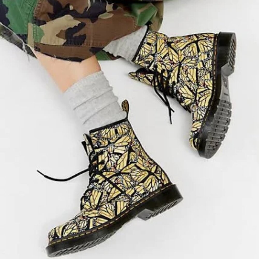 Dr. Martens Women's 1460 Butterfly Print Lace Up Boots NWOB Size 6 - Picture 4 of 12